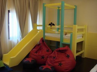 這是親子房兼具溜滑梯與睡床功能的兒童床