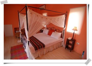 102巴里島雙人套房，橘色色調可為熱戀中的情侶增添氣氛
